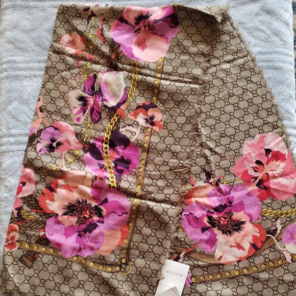 Gucci Panshie GG Monogram Pink Flower Shawl/Scarf - Picture 7 of 8